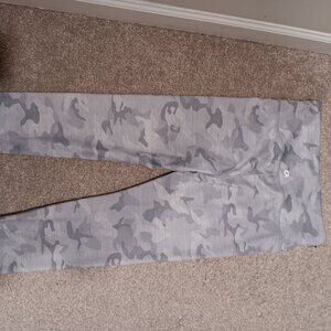 Gap Fit Eclipse leggings gray camo size Small